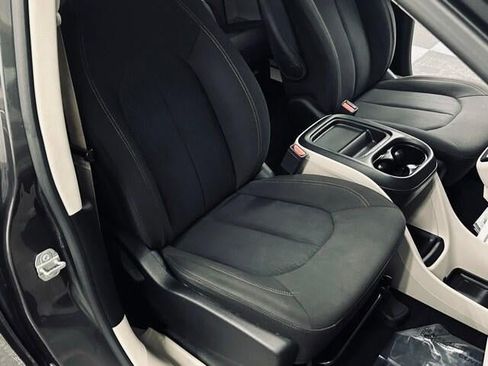 Used 2018 Chrysler Pacifica Touring Plus FWD image 20