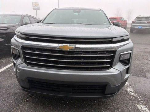 Used 2025 Chevrolet Traverse LT image 2