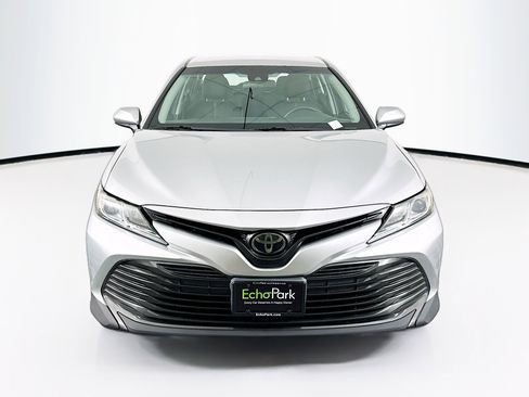 Used 2018 Toyota Camry LE image 2
