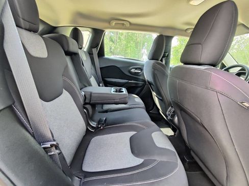 Used 2014 Jeep Cherokee Sport image 16