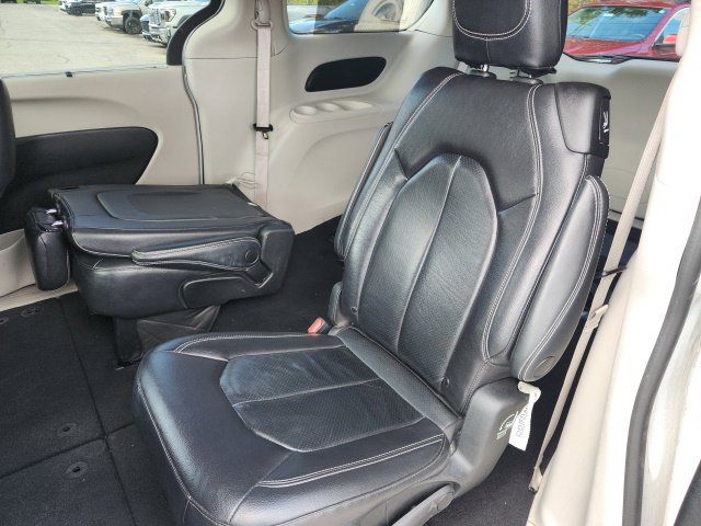 Used 2022 Chrysler Pacifica Touring-L FWD image 11