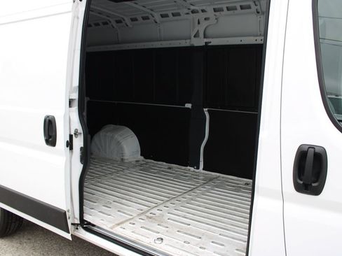 Used 2025 RAM ProMaster 2500 w/ Convenience Group FWD image 11