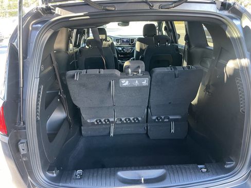 Used 2020 Chrysler Pacifica Touring w/ Advanced Safetytec Group image 9