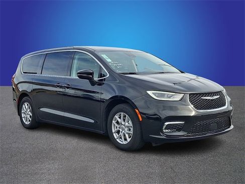 Used 2024 Chrysler Pacifica Touring-L image 3