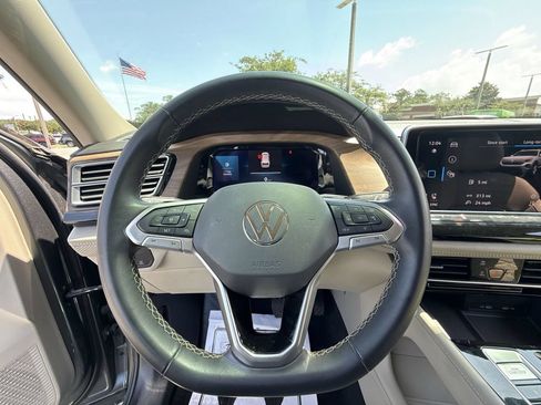 Used 2024 Volkswagen Atlas SE w/ Black Wheel Package FWD image 17