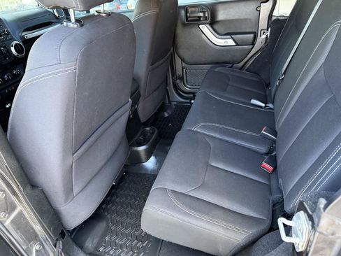 Used 2018 Jeep Wrangler Unlimited Rubicon w/ Connectivity Group AWD/4WD image 13