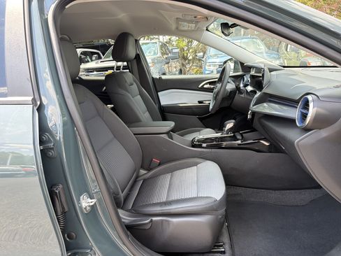 Used 2025 Chevrolet Trax LT FWD image 34