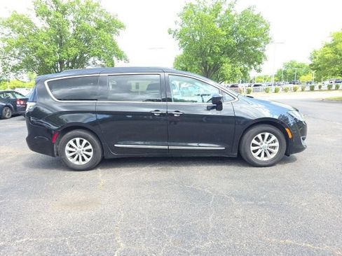 Used 2017 Chrysler Pacifica Touring-L FWD image 8