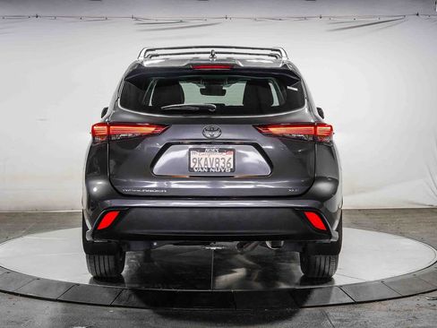 Certified 2023 Toyota Highlander XLE FWD image 3