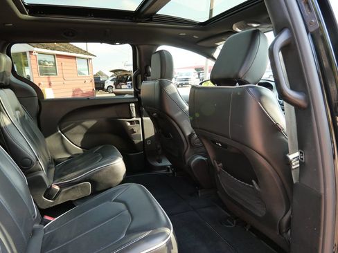 Used 2025 Chrysler Pacifica Limited FWD image 13