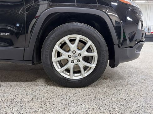Used 2017 Jeep Cherokee Latitude w/ Cold Weather Group AWD/4WD image 15