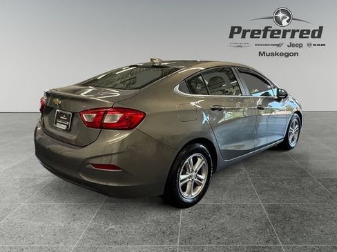 Used 2018 Chevrolet Cruze LT w/ Convenience Package FWD image 17