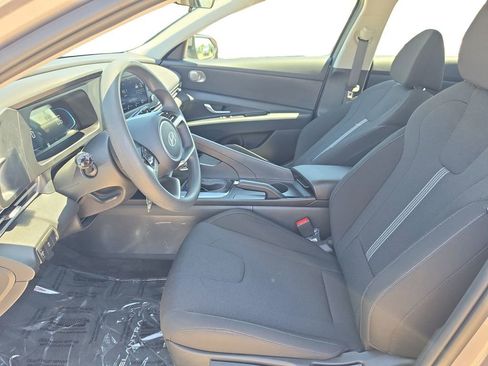 Certified 2025 Hyundai Elantra SE FWD image 9