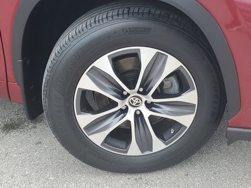 Certified 2024 Toyota Highlander XLE AWD/4WD image 6
