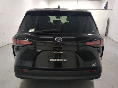 Used 2021 Toyota Sienna LE image 7