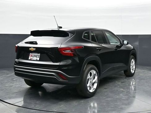 New 2026 Chevrolet Trax LS w/ LS Convenience Package FWD image 9