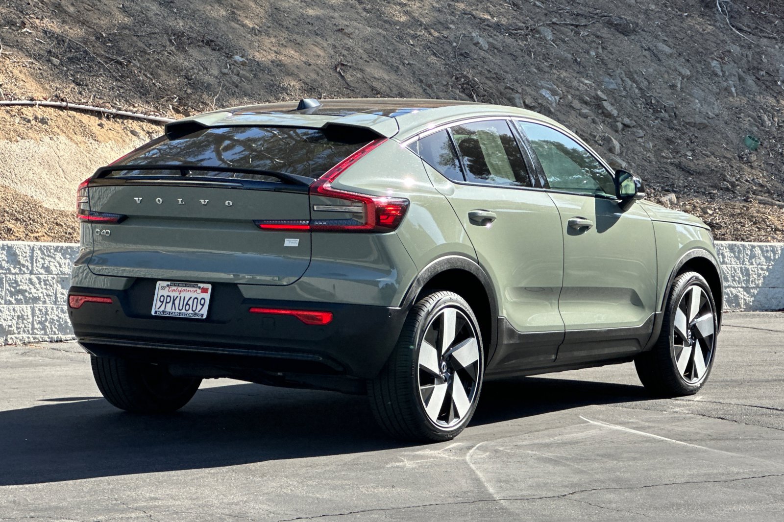 Certified 2024 Volvo C40 P8 Recharge Plus w/ Climate Package AWD/4WD image 4