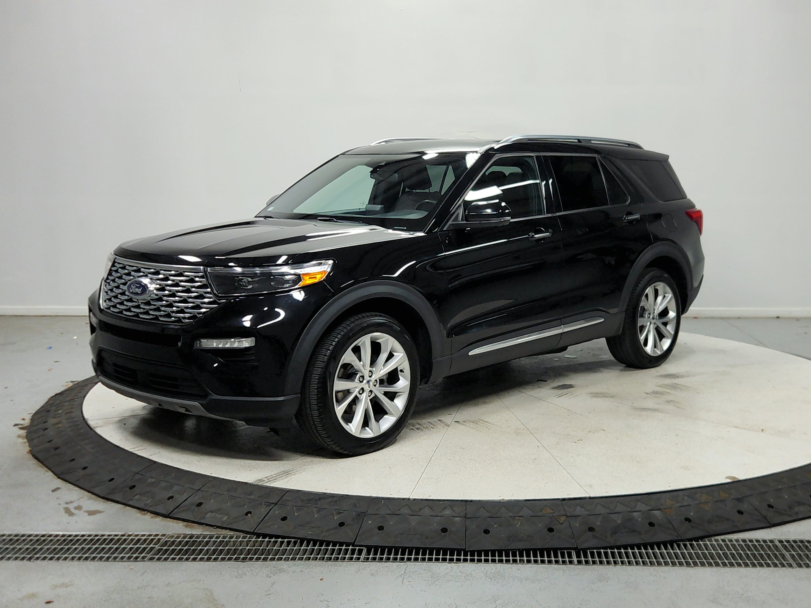 Used 2023 Ford Explorer Platinum w/ Technology Package AWD/4WD image 4