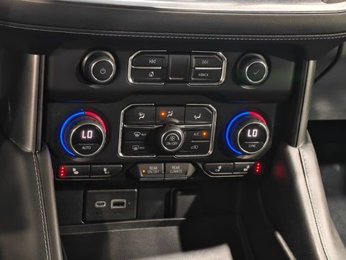 Used 2022 Chevrolet Suburban LT w/ Luxury Package AWD/4WD image 8
