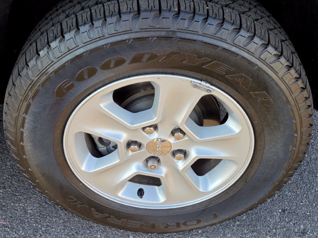 Used 2015 Jeep Grand Cherokee Laredo AWD/4WD image 11