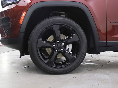 Used 2024 Jeep Grand Cherokee Altitude image 30