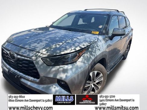 Used 2022 Toyota Highlander XLE AWD/4WD image 1