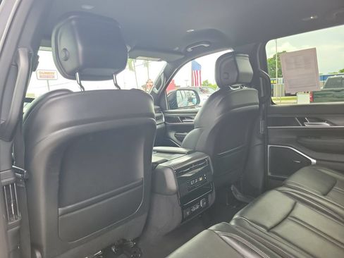 Used 2023 Jeep Wagoneer L Series II AWD/4WD image 12
