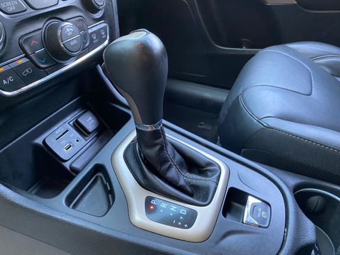 Used 2018 Jeep Cherokee Limited FWD image 61