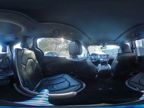 Used 2025 Chrysler Pacifica Limited image 45