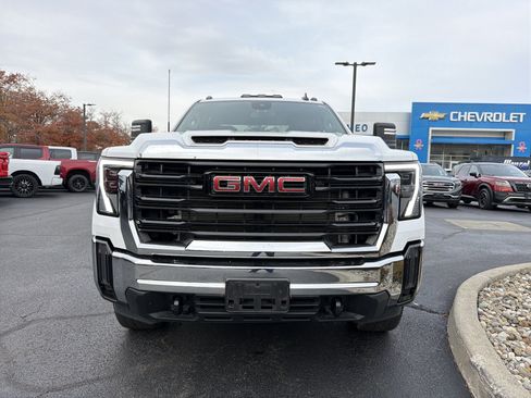 Used 2024 GMC Sierra 2500 Pro w/ Convenience Package image 2