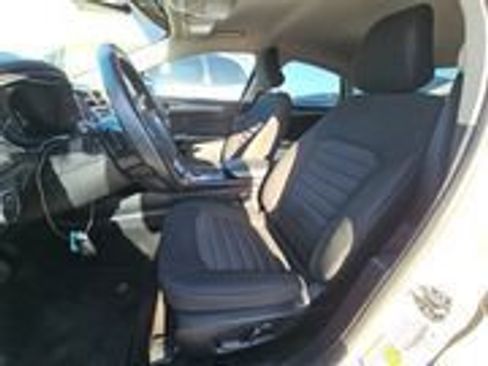 Used 2019 Ford Fusion SE FWD image 2