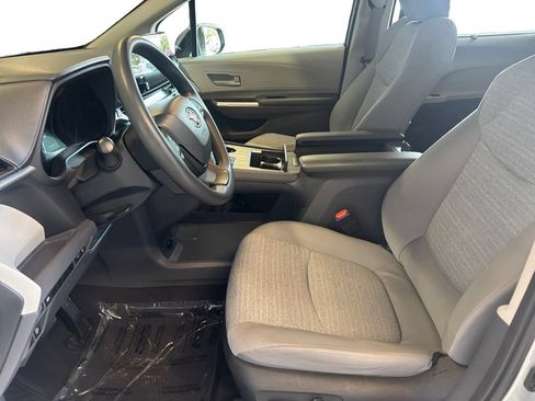 Used 2023 Toyota Sienna LE FWD image 9