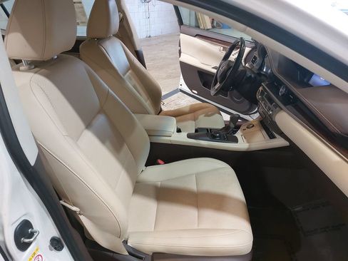 Used 2016 Lexus ES 350 w/ Premium Package w/Wood Trim FWD image 10