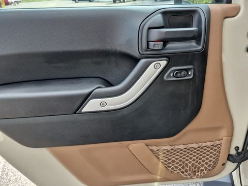 Used 2018 Jeep Wrangler Unlimited Sahara w/ Max Tow Package AWD/4WD image 8