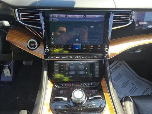 Used 2022 Jeep Grand Wagoneer Series III w/ Rear Seat Video Group 1 image 18