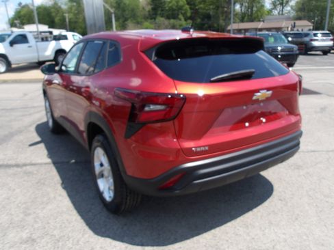 Used 2024 Chevrolet Trax LS w/ LS Convenience Package FWD image 5