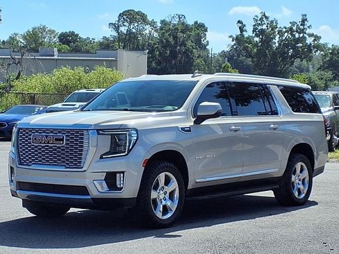Used 2022 GMC Yukon XL Denali w/ Advanced Technology Package AWD/4WD image 3