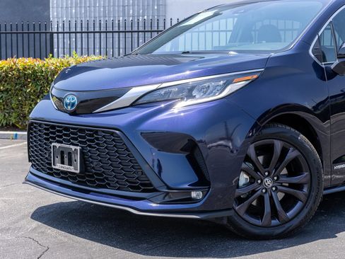 Used 2021 Toyota Sienna XSE FWD image 18
