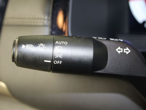 Used 2024 Nissan Pathfinder Platinum image 29