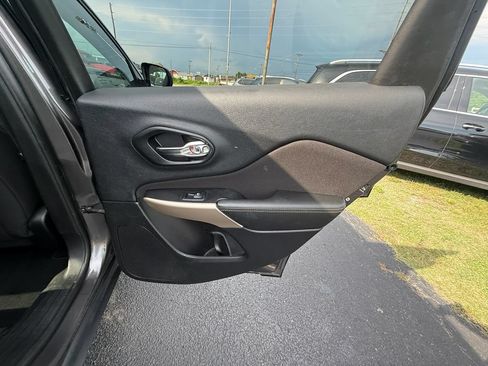 Used 2018 Jeep Cherokee Latitude w/ Altitude Package FWD image 20