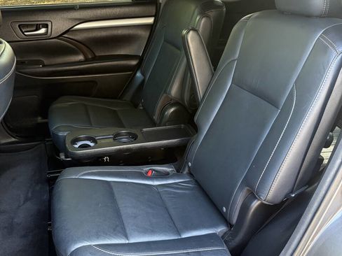 Used 2016 Toyota Highlander XLE FWD image 33