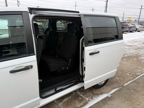 Used 2019 Dodge Grand Caravan SE w/ UConnect Hands-Free Group image 21