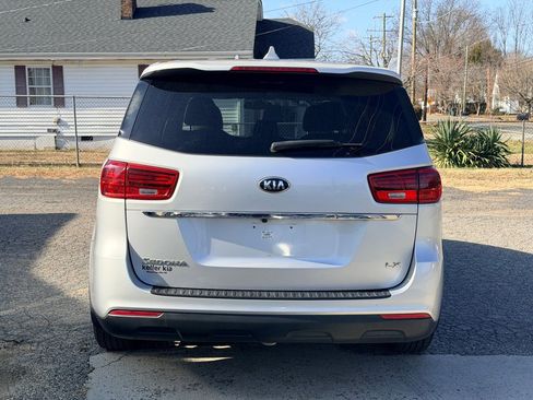 Used 2019 Kia Sedona LX image 6