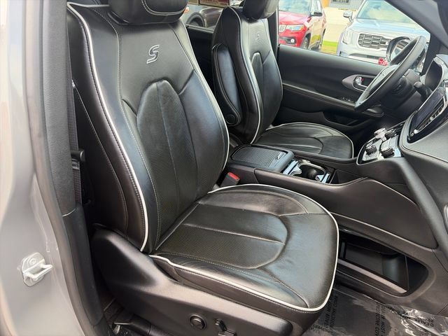 Used 2025 Chrysler Pacifica Limited FWD image 39