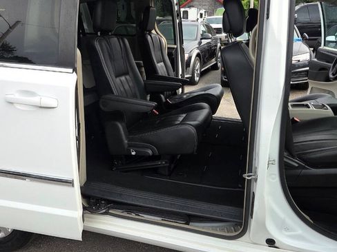 Used 2016 Chrysler Town & Country Touring FWD image 37