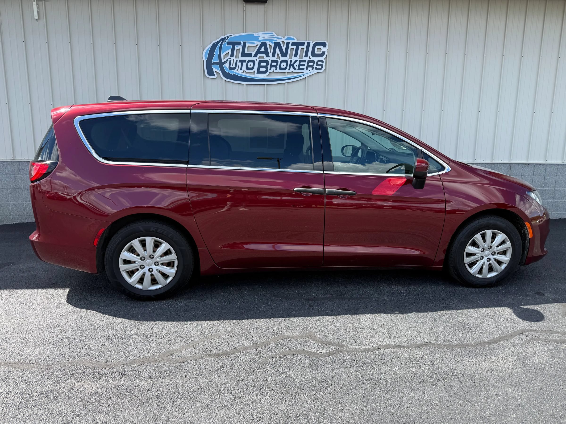Used 2020 Chrysler Voyager L FWD image 3