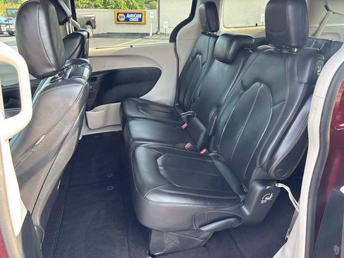 Used 2018 Chrysler Pacifica Touring-L Plus FWD image 26
