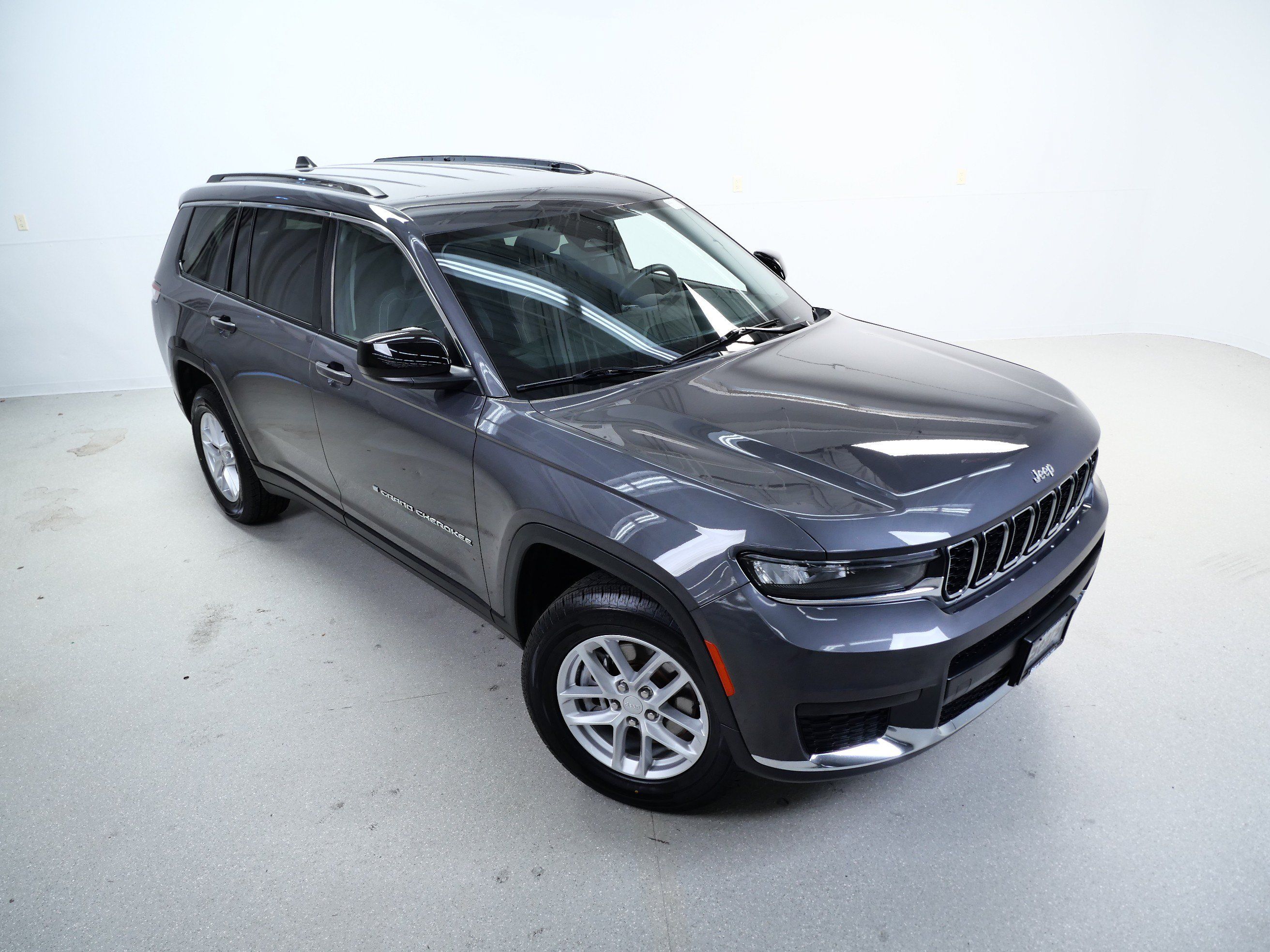 Used 2022 Jeep Grand Cherokee L Laredo w/ Luxury Tech Group I AWD/4WD image 4