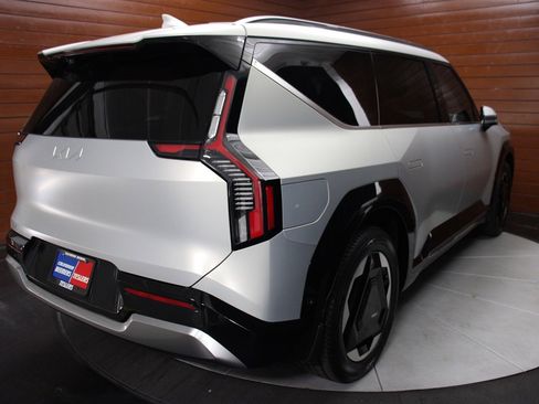 Used 2024 Kia EV9 Land image 9