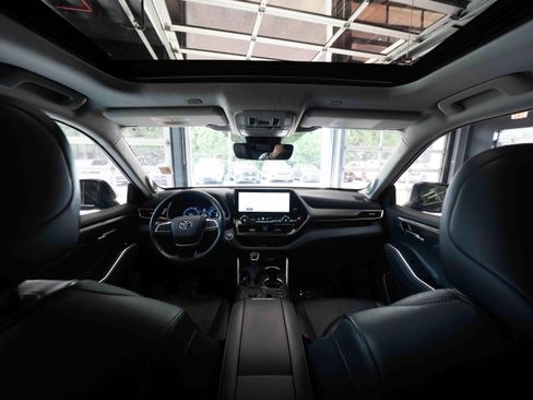 Used 2024 Toyota Highlander Limited FWD image 19
